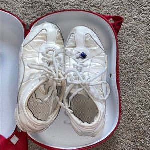 Cheer shoes